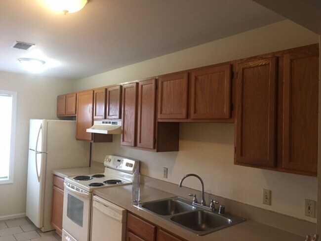 Building Photo - Mt Tabor Townhome Duplex         250520