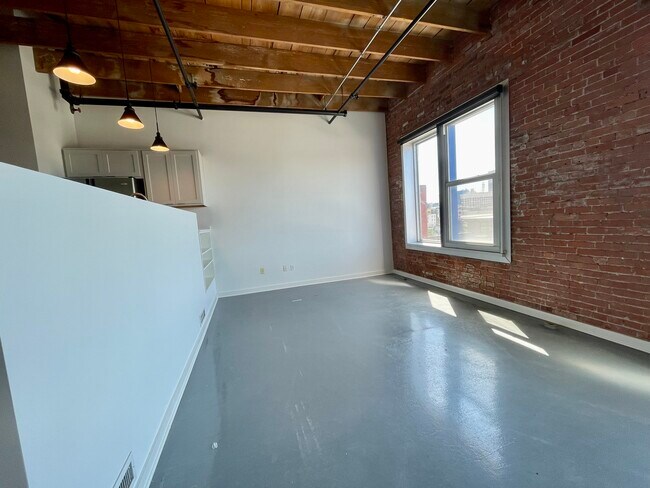 Building Photo - 1803 Wyandotte St