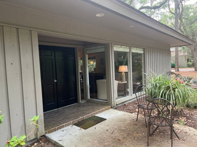 Foto del edificio - Walk to the beach from this 2BR FURNISHED ...
