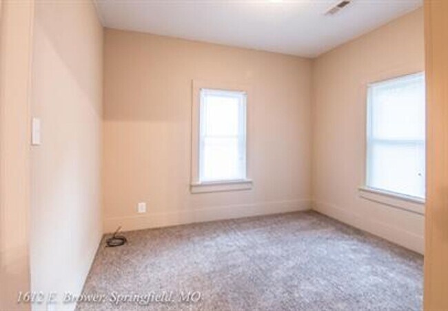 Building Photo - Adorable 2 Bedroom 1 Bathroom Home