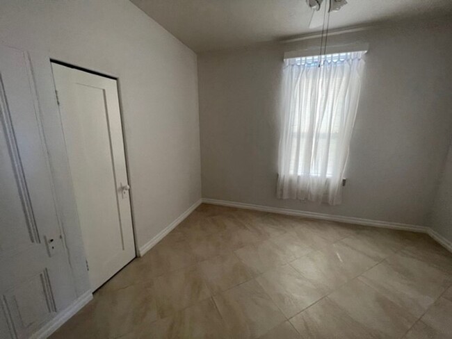 Foto del edificio - 2084 Irving Ave