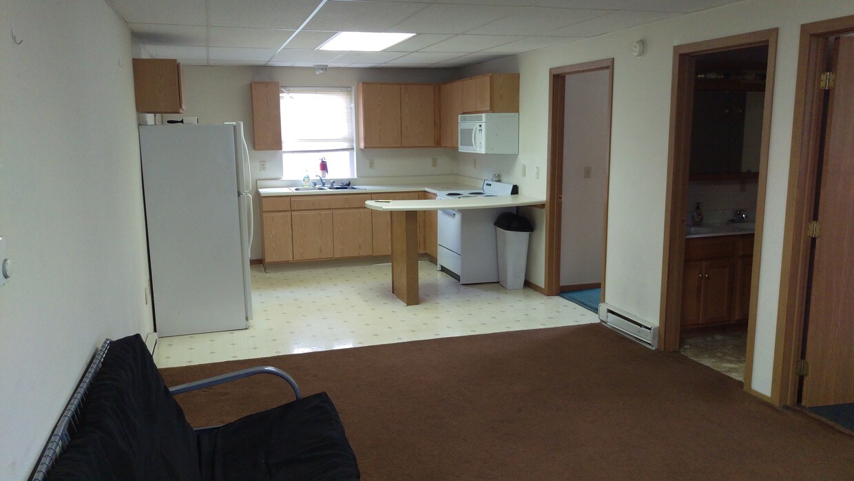 Kitchen with appliances & bar - 255 S 5th Ave