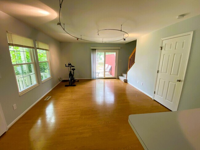 Foto del edificio - 8033 Colonial Ln