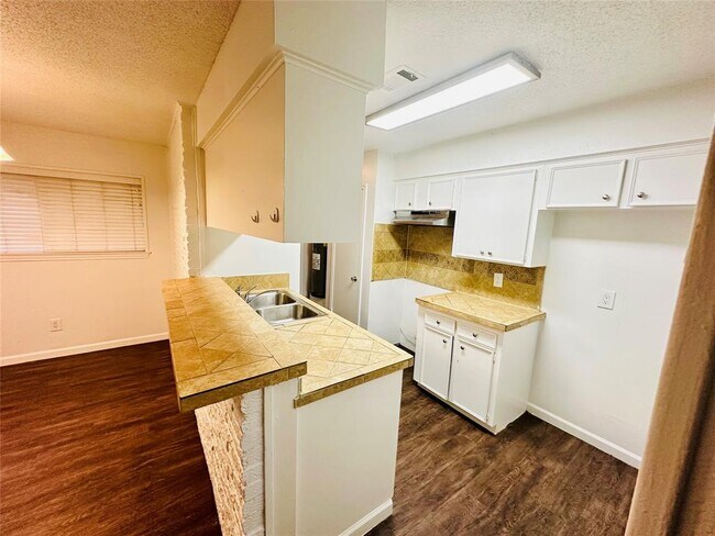 Building Photo - 1945 Campbell Rd