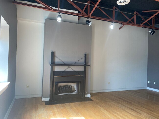 Building Photo - 319 N Mesquite St