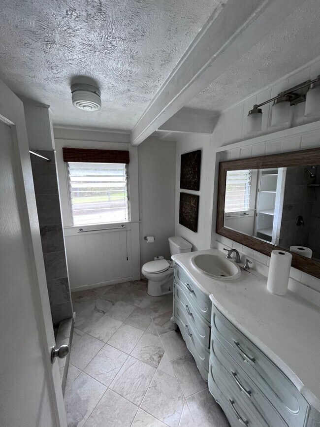 Building Photo - Kaumana Drive 3 Bedroom 2 Bath House