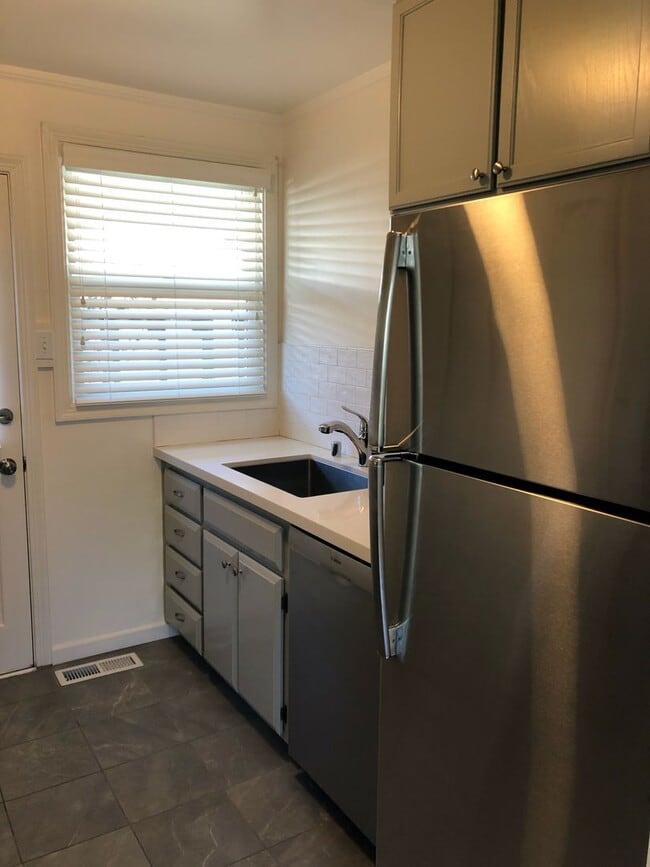 1005 Chula Vista Ave Unit 1005, Burlingame, CA 94010 Room for Rent in