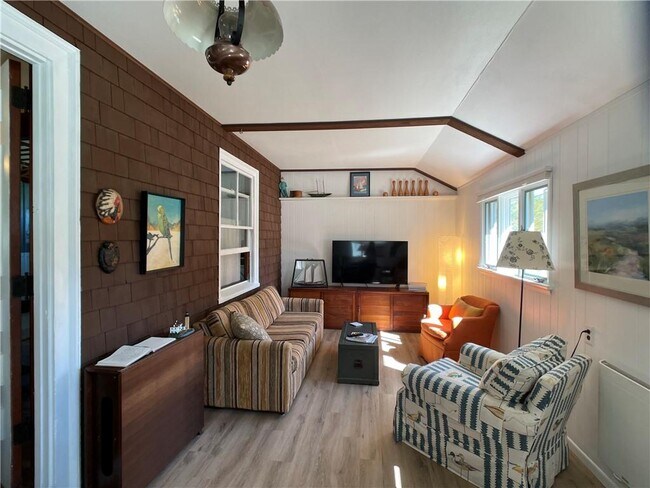 Building Photo - 34 Howland Ave