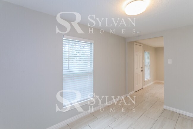 Building Photo - The living is easy in this 3 bedroom, 2 ba...