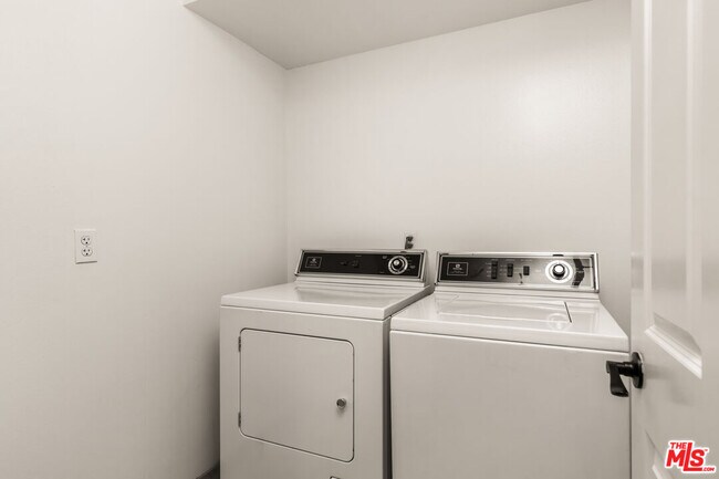 Building Photo - 2667 Menlo Ave