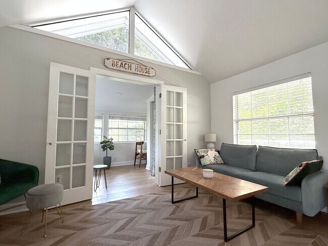 Building Photo - 2 Bedroom 2 Bath Annual Furnished Cottage ...