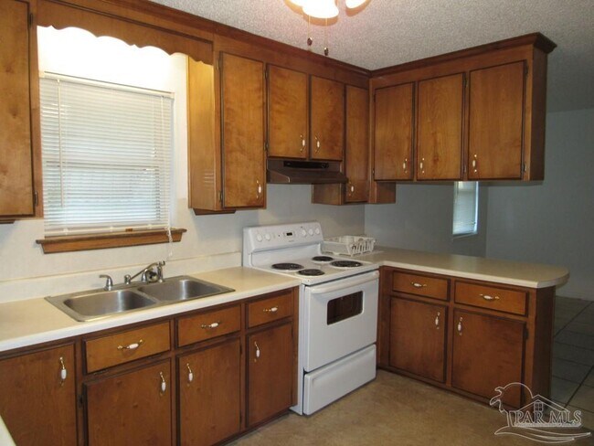 Building Photo - 6303 Green Acres Dr