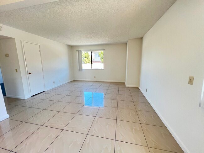 Foto del edificio - 2570 W Lincoln Ave