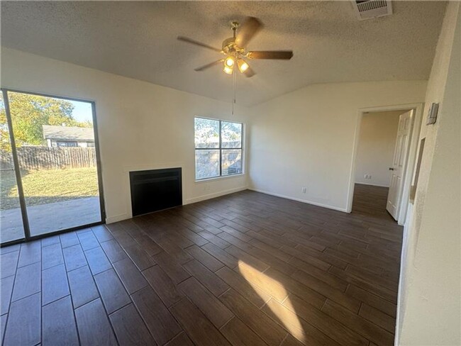 Foto del edificio - Freshly remodeled 3/2 with attached garage