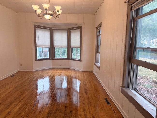 Building Photo - 414 2nd St W