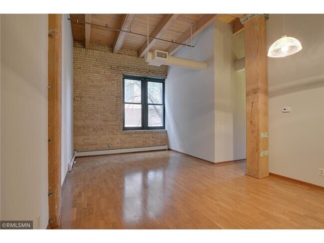 Building Photo - 400 N 1st St