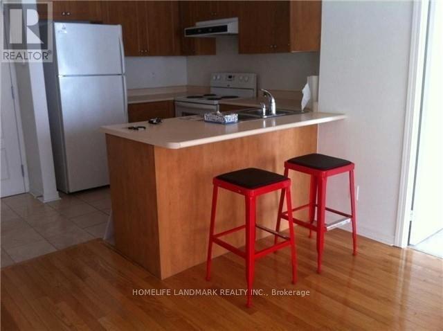 Photo du bâtiment - 350-350 Red Maple Rd
