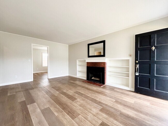 Foto del edificio - MUST SEE - Updated Single Family Rancher -...