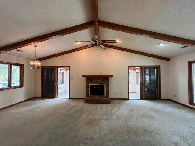 Building Photo - 2223 Pinecroft Rd