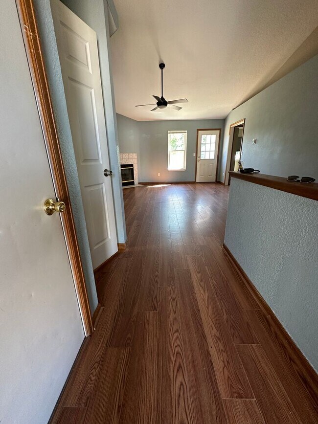 Foto del edificio - Spacious 5 Bedroom 3 Bath Home