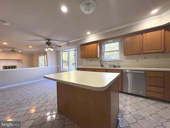 Building Photo - 902 Kirby Dr