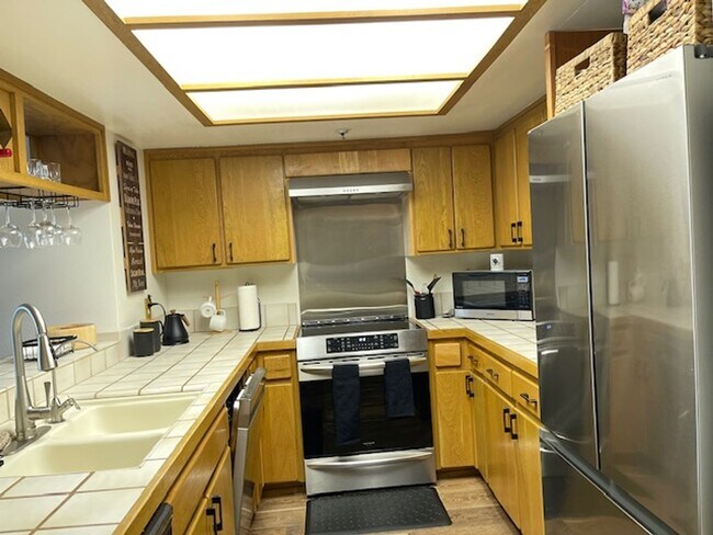 Building Photo - Month-to-month Summer Rental Condo
