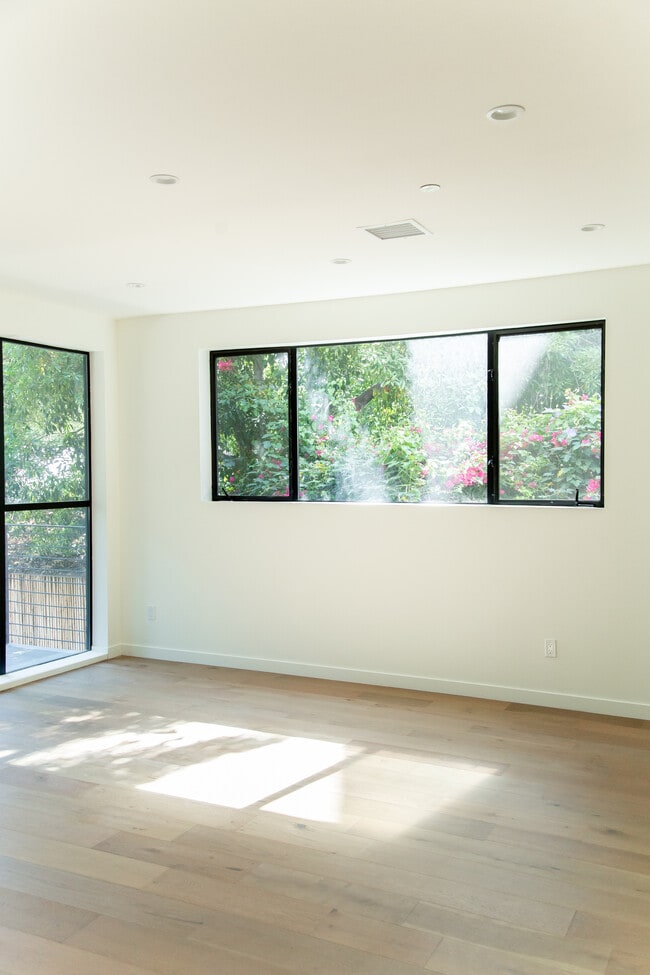 Building Photo - 6348 Primrose Ave