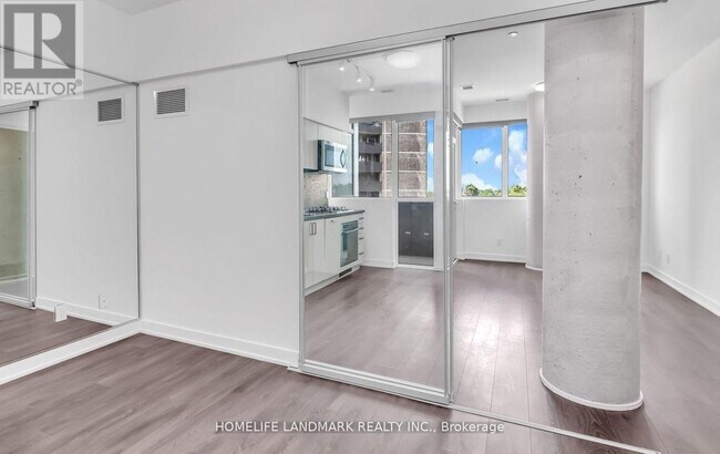 Building Photo - 501-501 St Clair Ave W