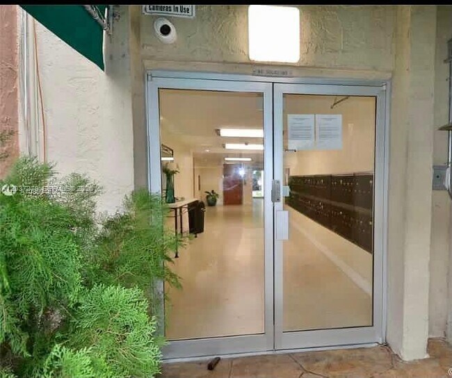 Building Photo - 9360 Fontainebleau Blvd