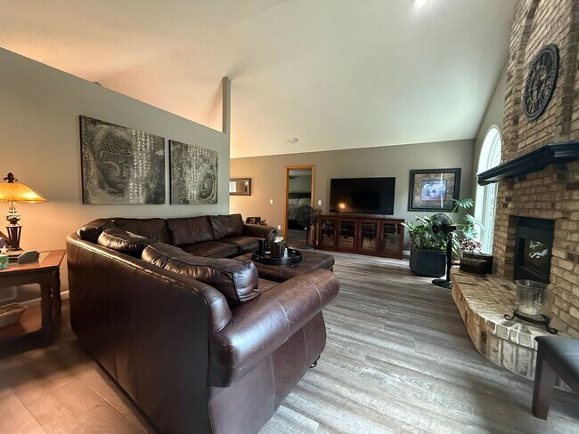 Building Photo - Just Listed! Stunning 4 Bedroom 3 Bathroom...