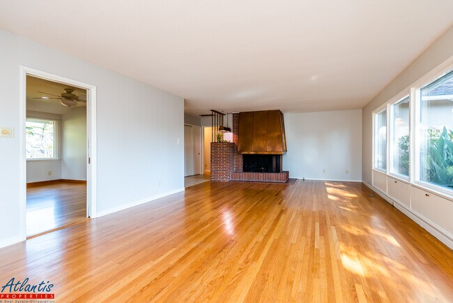 Building Photo - 47 Solana Dr