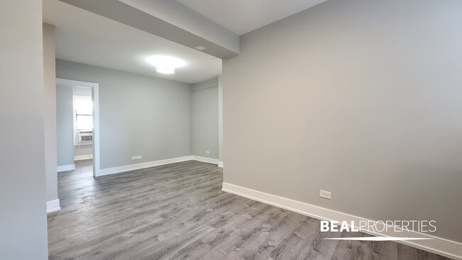 Foto del edificio - 505 W Belmont Ave