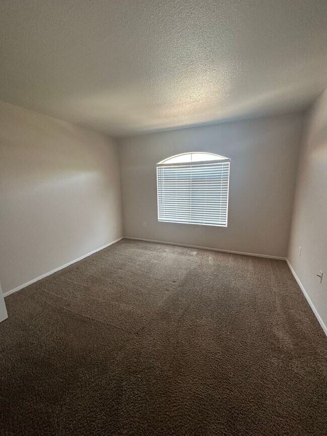 Foto del edificio - Cozy Condo with fireplace in living room.