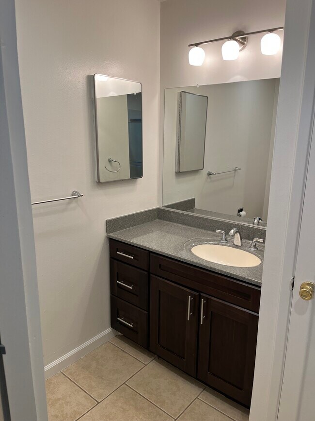 Baño - 780 Center Blvd