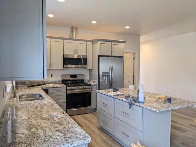 Foto del edificio - 465 Cheney Loop