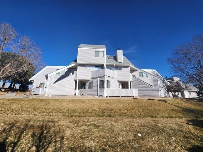 Building Photo - Cozy Split-level Condo with a Private Balcony!