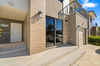 Building Photo - 206 NW 11th Ct