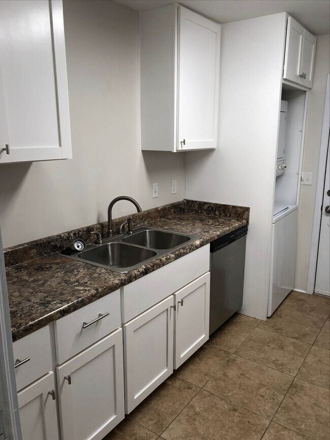 Foto del edificio - 2BR/2BA FOR RENT