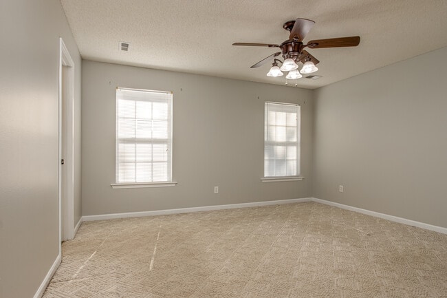 Building Photo - 512 Crescentwood Ct