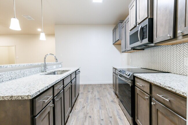 Foto del edificio - Beautiful 2023 Built Townhome Located South of Town Near Cooper Elementary