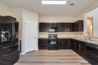 Building Photo - 604 Red Tails Dr