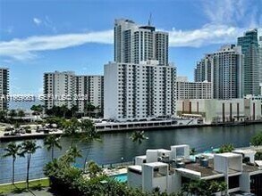 Building Photo - 1000 Parkview Dr