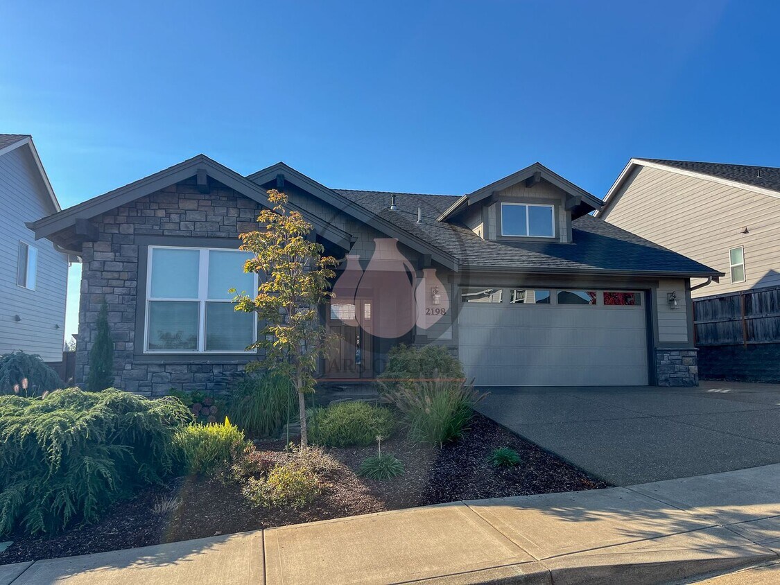 Primary Photo - Gorgeous S Salem Home