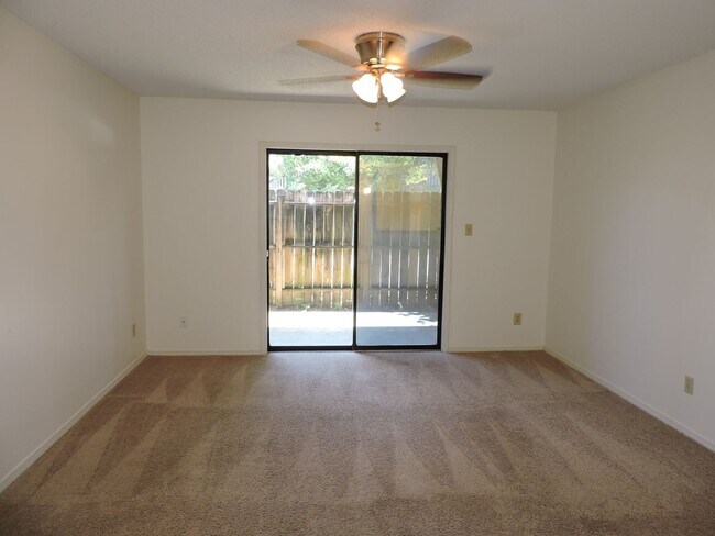 Building Photo - Convenient to schools, beaches, & shopping