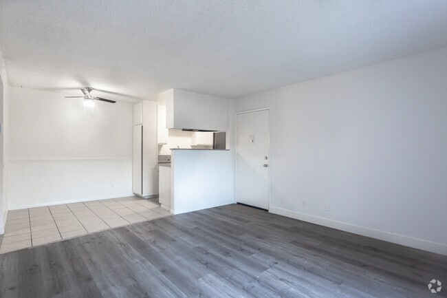 2HAB, 2BA - 945SF- Sala de estar - Summer Breeze Apartments