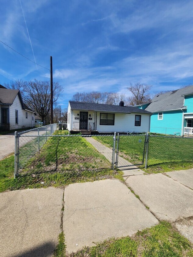 Primary Photo - Westside Single Family Three Bedroom Near ...