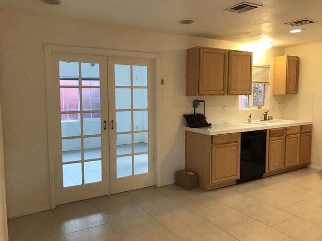 Building Photo - 3bd / or4  + 2 bath house