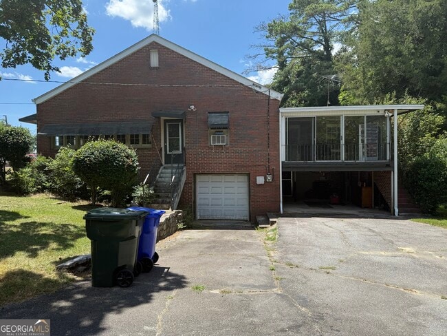 Building Photo - 998 Highland Cir SE