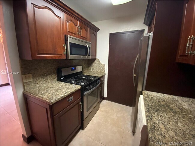 Foto del edificio - 6900 N Kendall Dr