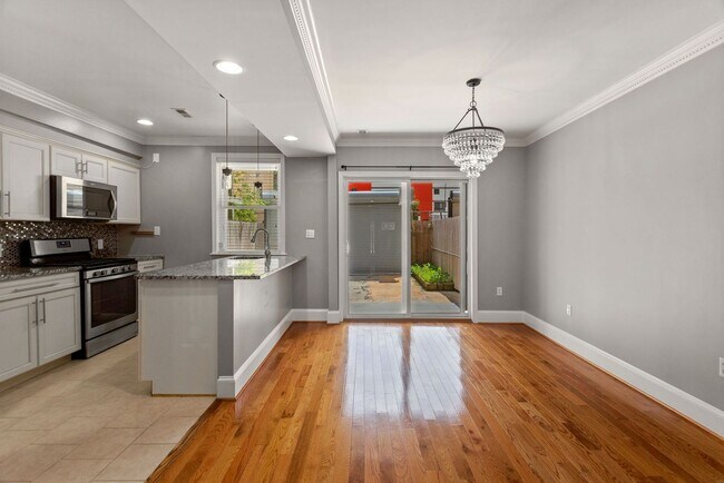 Foto del edificio - Available Now! 5 Minute Walk From Nats Park- 20 minute walk from Capitol Hill- 3 Bedroom 2.5 Bath...